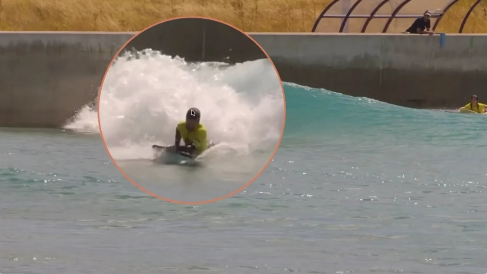 Aluno surfando em uma onda para ser analisado